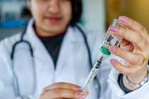 Αντιγριπικός εμβολιασμός: Πότε θα επιτραπεί η δωρεάν χορήγηση εμβολίων χωρίς ιατρική συνταγή