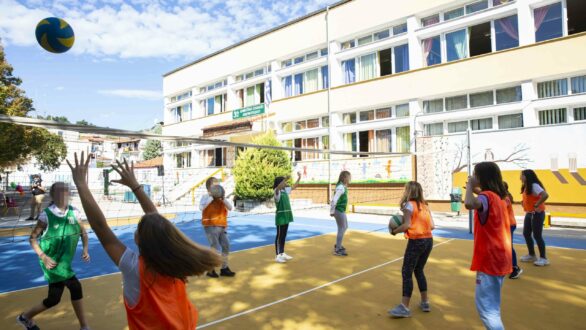 Σύγχρονοι χώροι άθλησης και αθλητικό υλικό για 4.933 μαθητές της Ελλάδας από το Μαζί για το Παιδί